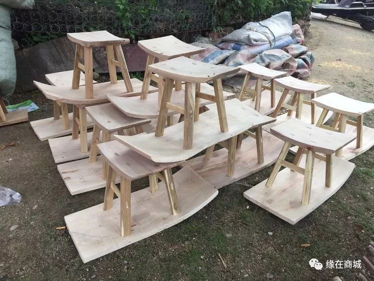 镐秧,插秧坐的凳子大爷攸闲的等待顾客盖鸡鸭用的鸡照子