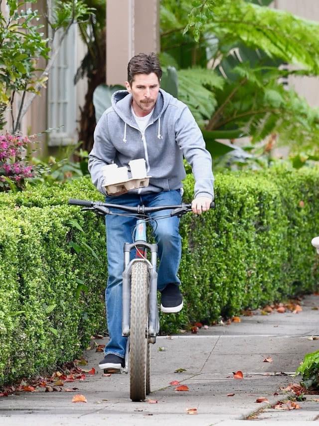 克里斯蒂安贝尔克里斯蒂安贝尔近照蝙蝠侠骑单车买咖啡