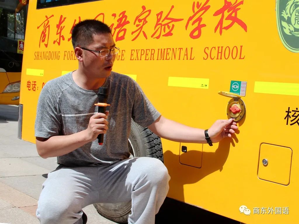 胡鑫副主任讲解车外应急阀门的正确使用10杨鹏副主任讲解校车安全逃生