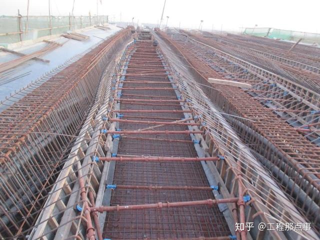 箱梁终张拉后弹性上拱度计算现浇箱梁工艺介绍及监理控制要点