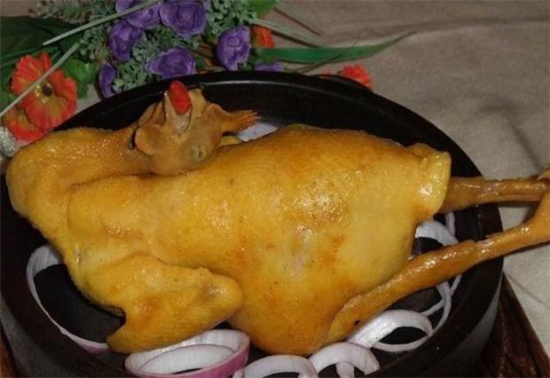 济南肴鸡济南肴鸡,它也是济南当地最地道的传统美食,至今已有200多年