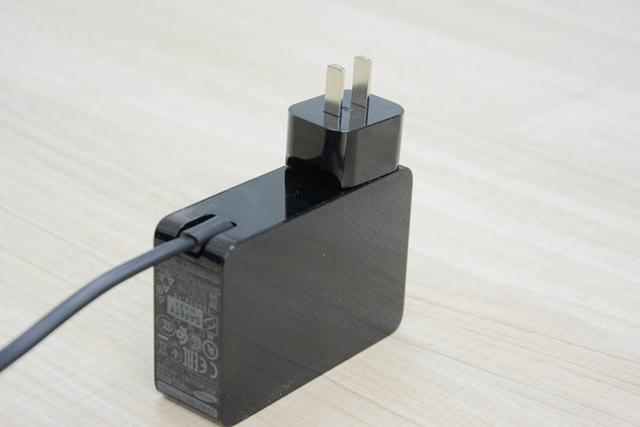 在机身上可以看到能实现90度旋转,也就是双相的插头是可以旋转角度的