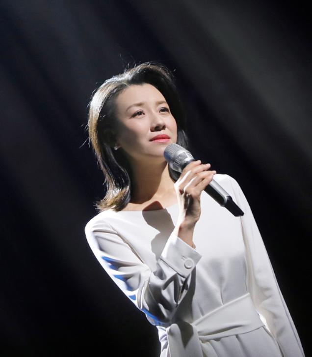 拼接路径优雅方式46岁刘琳真时髦穿白色连衣裙巧用腰带来收腰简约优雅