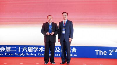 郑崇华先生（左）在电源技术与学科的发展所做的努力，获颁第六届中国电源学会科学技术奖杰出贡献奖，由中国电源学会理事长刘进军（右）教授颁奖。