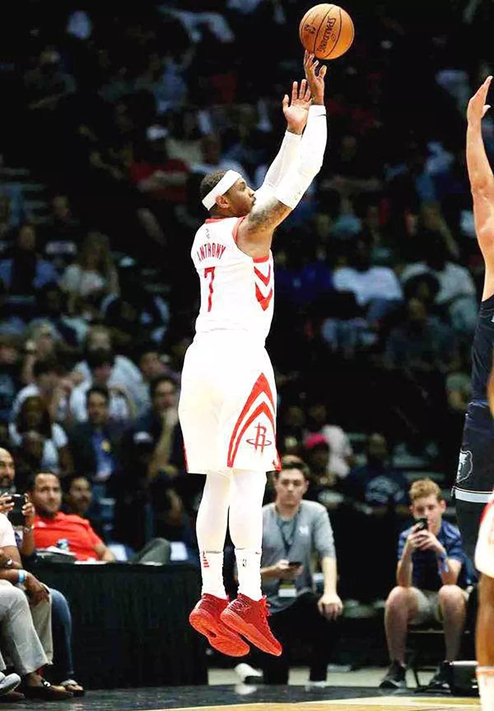 当球在手中举到最高点即将压腕出手的时候,投篮人的手臂应尽可能保持