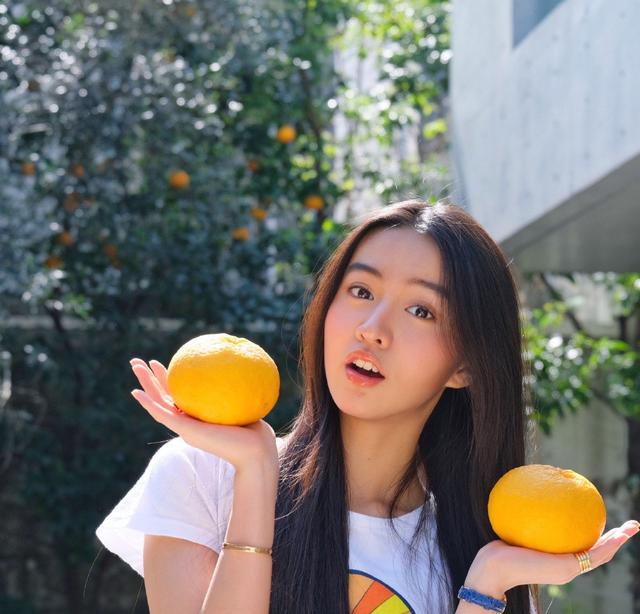 大橙子木村光希晒私服照穿简单t恤同框大橙子尽显娇嫩俏皮