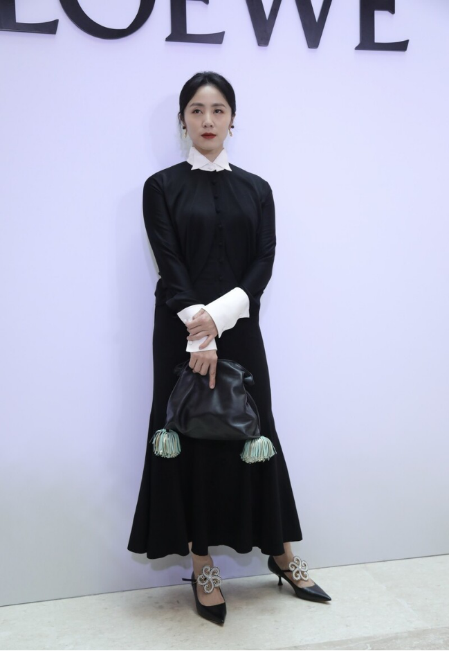 你的气质里藏着英文 孙莉美得低调不张扬 白衬衫藏在黑上衣里穿 一股清冷气质惹人爱 我是只小小鹿吖的博客 Csdn博客