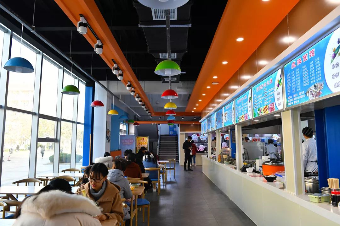 近日,位于我校第一食堂北侧的600多平方米的智慧餐厅开始试运营了,前