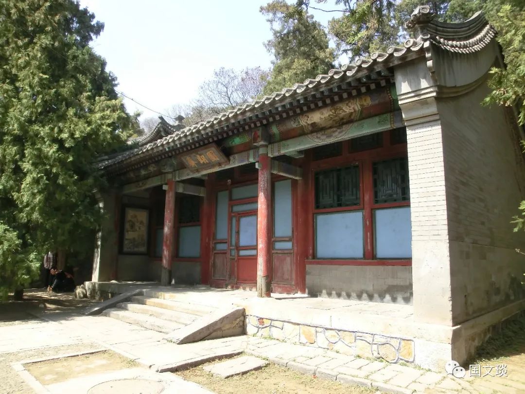 硬山建筑的墀头,悬山的墀头墙体上端无盘头,与屋檐无构造关系,而硬山