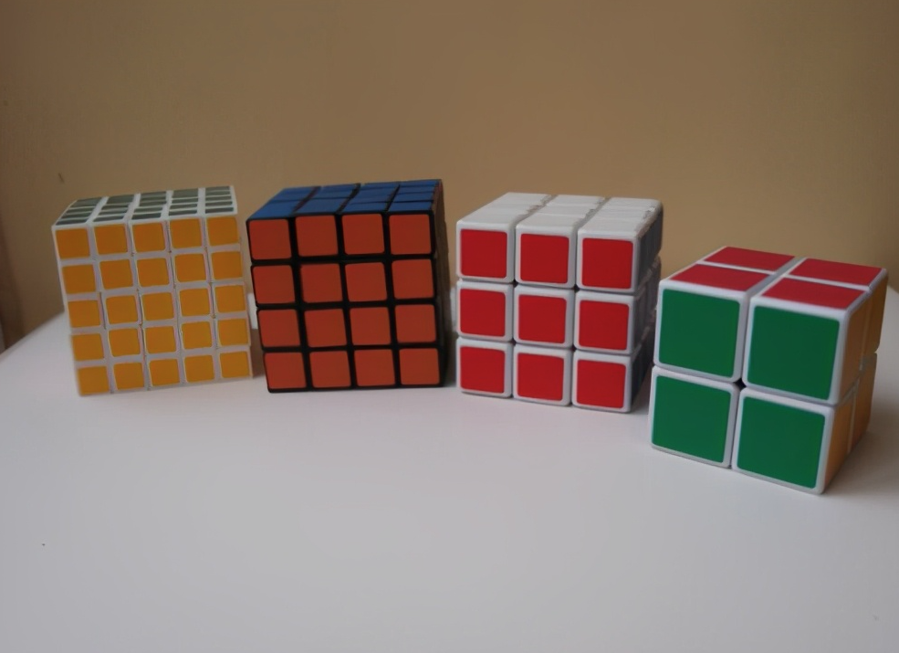 给他买的玩具也非常有"职业风格",孔明锁,魔方,遥控车,拼图拼装类等等