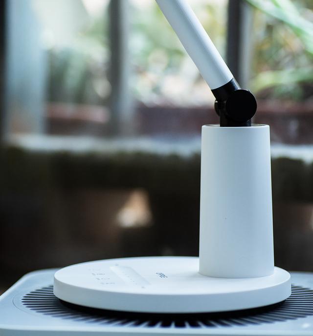 小米台灯底座接口很松5990的戴森台灯被24年老牌国货压到109元灯光