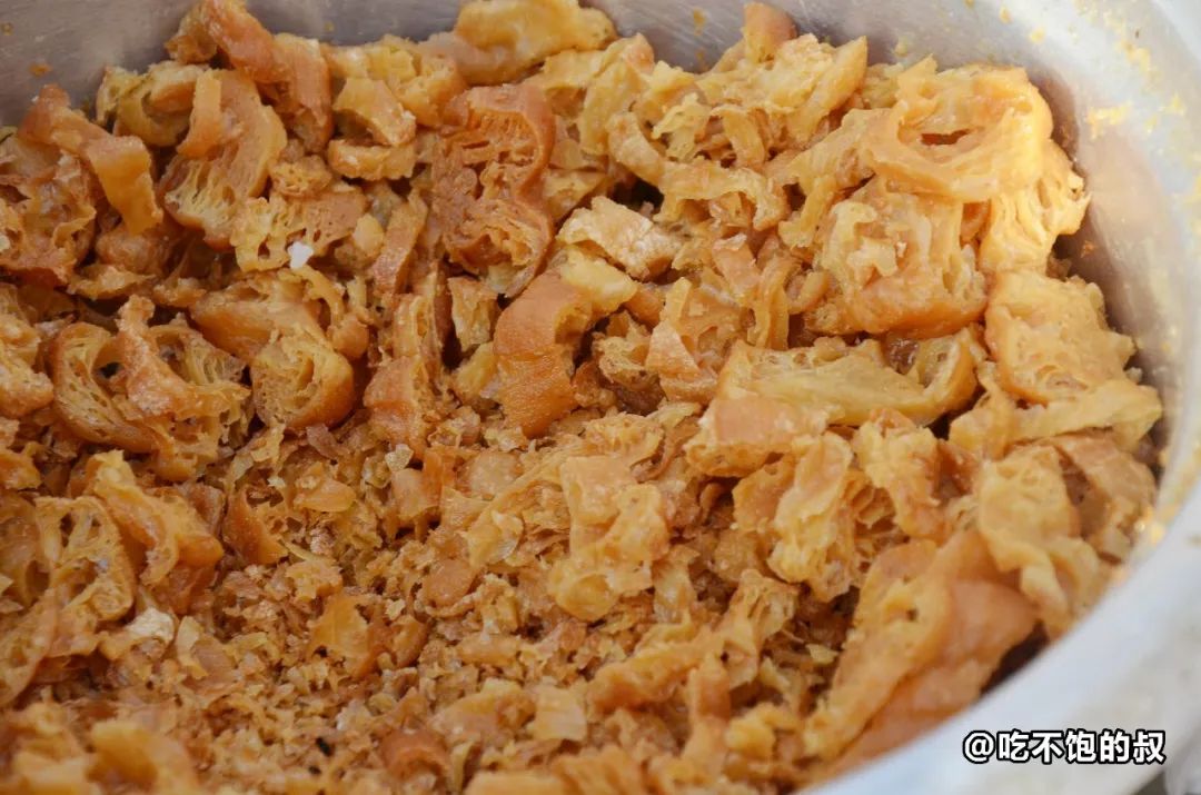 他家的饭团捏的比较松,老板用油条碎代替了油条,口感上更加的爽脆.