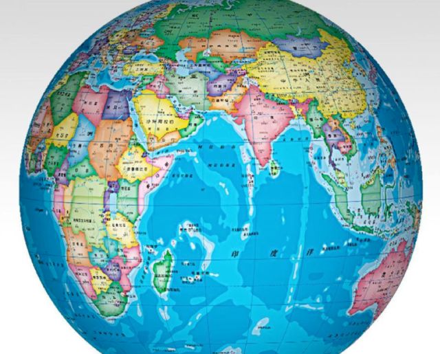 我们可以用将地球仪的三维球面地图投影为二维的平面地图来理解:等距