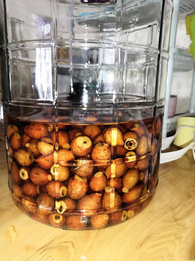 第4种吃法就是用刺梨泡酒