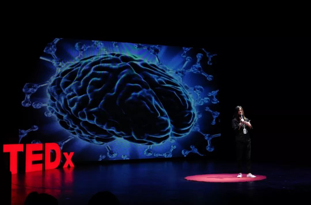 我第一次遇到宝爷是在2016年的tedx中国区演讲现场.但是,怎么背?