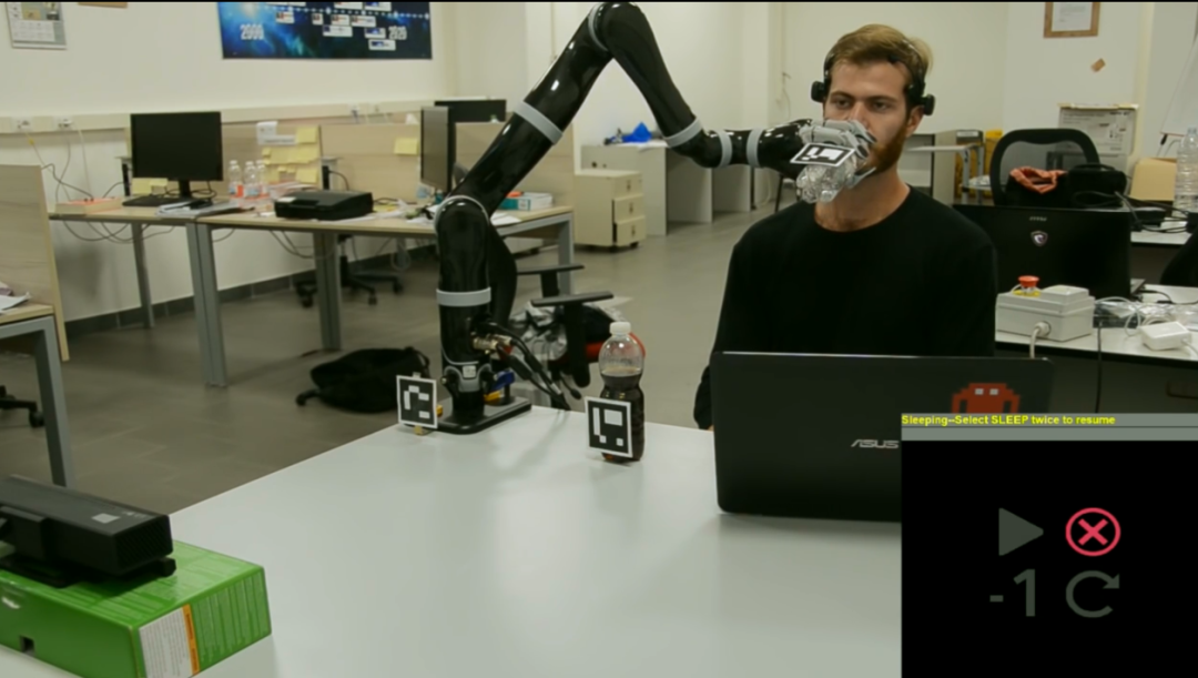 在不久的将来,脑控机器人可以给我们喂水,给我们喂食