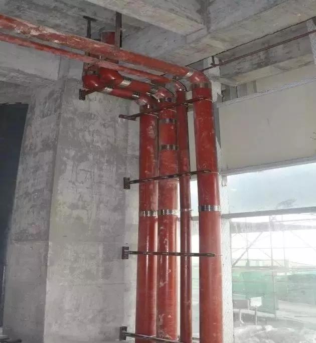 规范要求:不锈钢给水管道支架间距均匀合理,管道平直:pvc-u排水管道