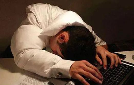 90的年轻人猝死这么玩手机真的会死人的