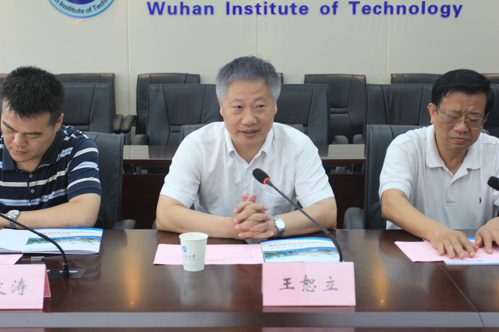 王存文向武汉东湖学院外语学院院长刘世平,外语学院翻译专业教授华先