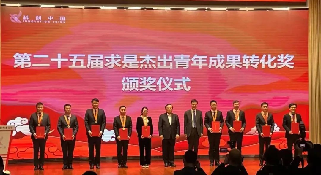 2023年，朱军教授（左三）荣获求是杰出青年奖