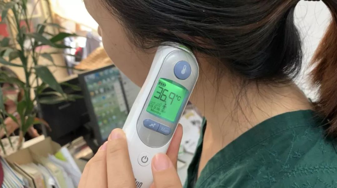 8 ℃3号评测员水银温度计测量的体温:36.3 ℃耳温枪测量的体