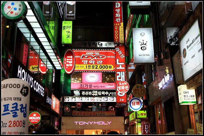 动感灯箱制作流程培训灯箱就像女人白天不化妆像个非洲人夜晚化了妆就