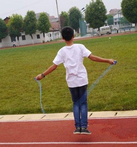 走路跑步的时候可以这样,但跳绳时为了避免脚碰到绳子,人们都会把双脚